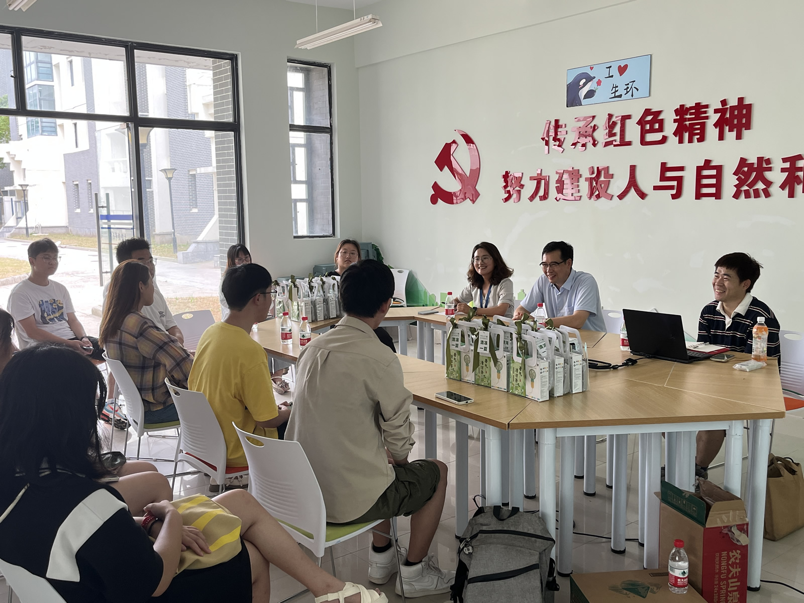 三全育人 | 炎夏送清凉 关怀暖人心:海洋生态与环境学院开展暑期送清凉活动