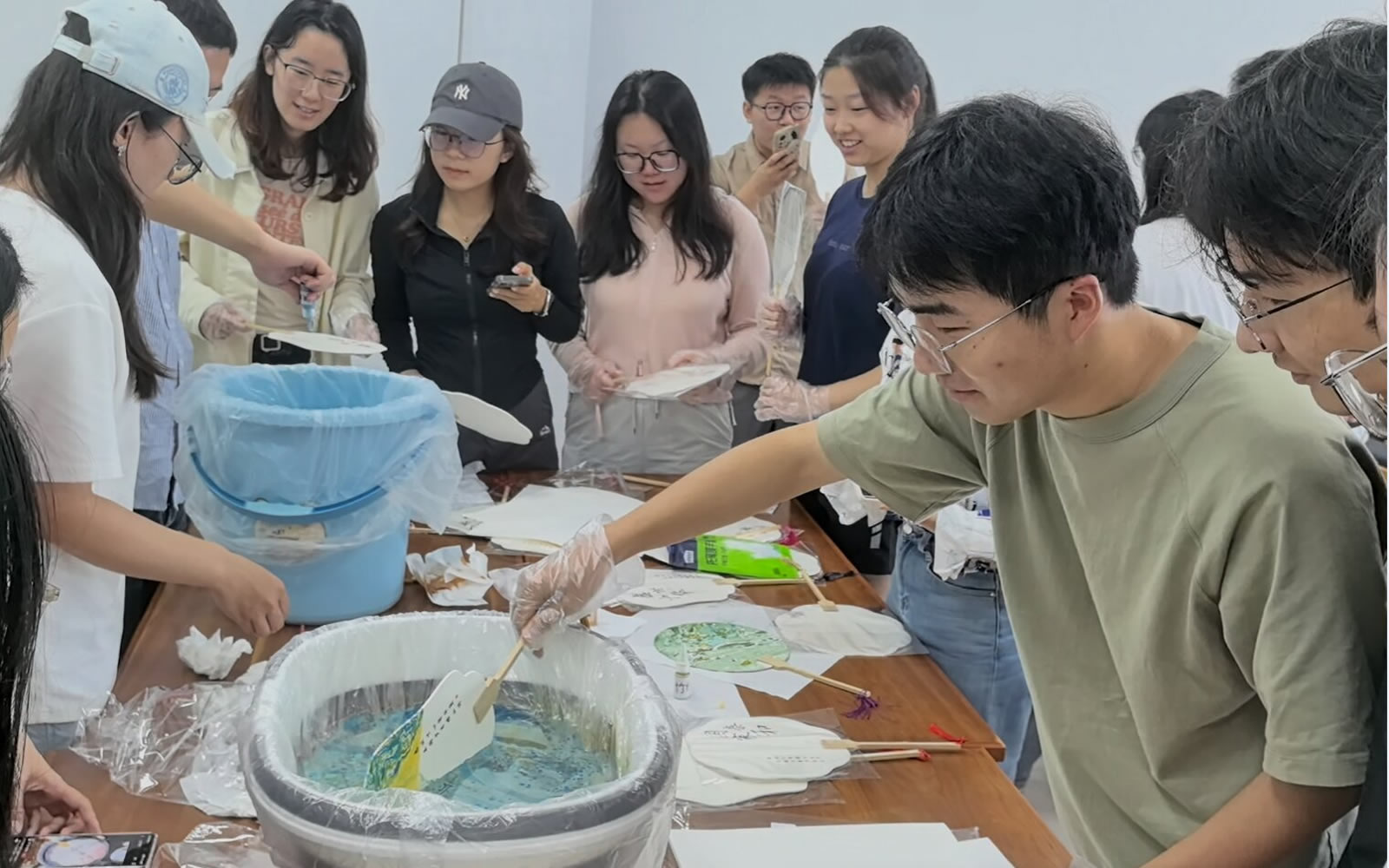 海科学院研究生第六党支部开展国庆主题漂漆扇制作活动